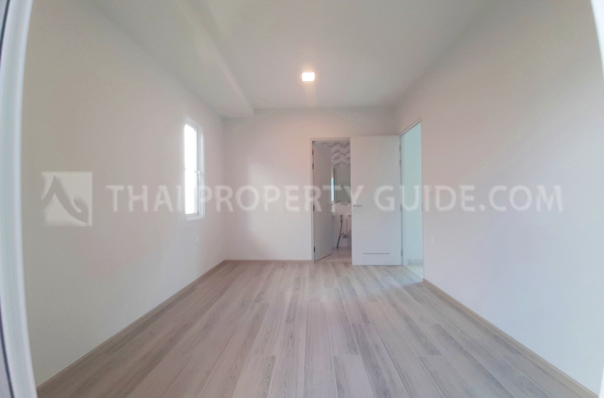 House with Shared Pool in Bangnatrad 